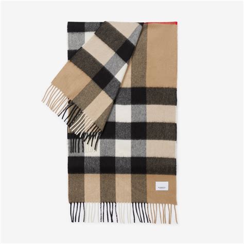 burberry 8054473|Wide Check Cashmere Scarf in Archive beige .